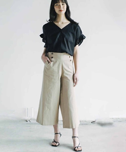 aquagarage（アクアガレージ）の「涼しげ素材のラッフルスリーブVネックブラウス（シャツ/ブラウス・レディース・オフホワイト/カーキ/ブラック/キャメル/ベージュ・M/L/S）」の7枚目の写真