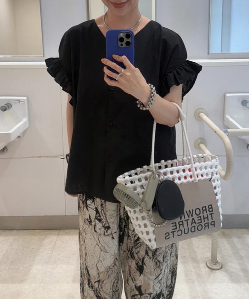 aquagarage（アクアガレージ）の「涼しげ素材のラッフルスリーブVネックブラウス（シャツ/ブラウス・レディース・オフホワイト/カーキ/ブラック/キャメル/ベージュ・M/L/S）」の21枚目の写真