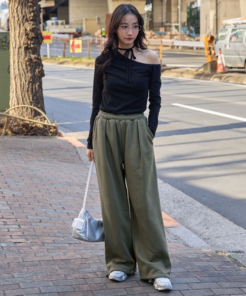 MONO-MART（モノマート）の「タックワイド裾ドローコードストレートスウェットパンツ（スウェットパンツ・メンズ・ブラック/アイボリー/ダークグレー/ライトグレー・S/M/L）」の6枚目の写真