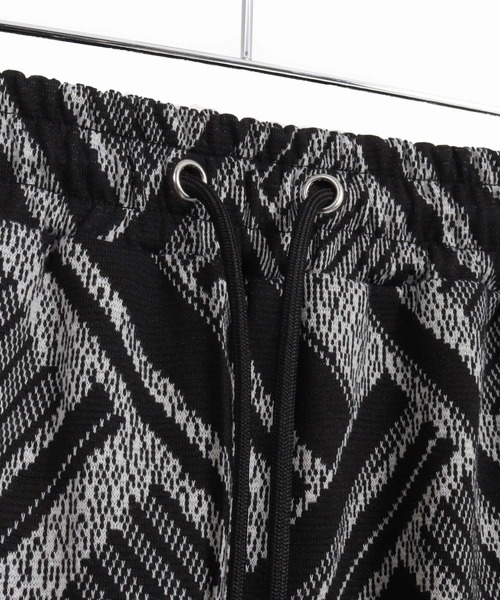 ANGENEHM(アンゲネーム)の「mp13336-Geometric jacquard fabric shorts ショートパンツ(その他パンツ・メンズ・ブラック/キナリ・S/M/L)」の16枚目の写真