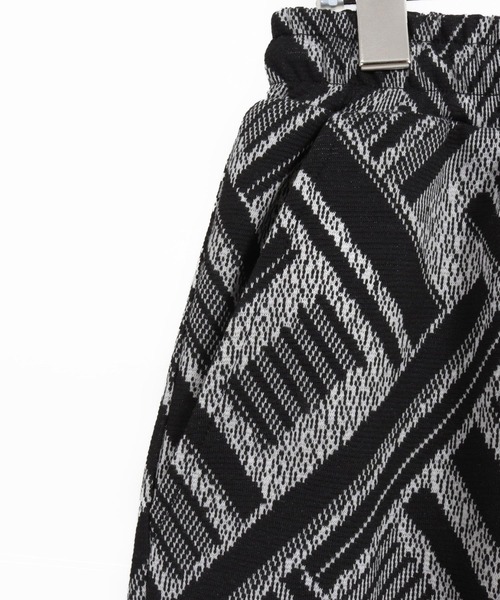 ANGENEHM(アンゲネーム)の「mp13336-Geometric jacquard fabric shorts ショートパンツ(その他パンツ・メンズ・ブラック/キナリ・S/M/L)」の15枚目の写真