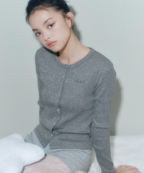 FCMM（エフシーエムエム）の「GLITTER ROUND NECK CARDIGAN/グリッダーラウンドネックカーディガン（カーディガン/ボレロ・レディース・ホワイト/ブラック/グレー・MEDIUM/SMALL）」の3枚目の写真