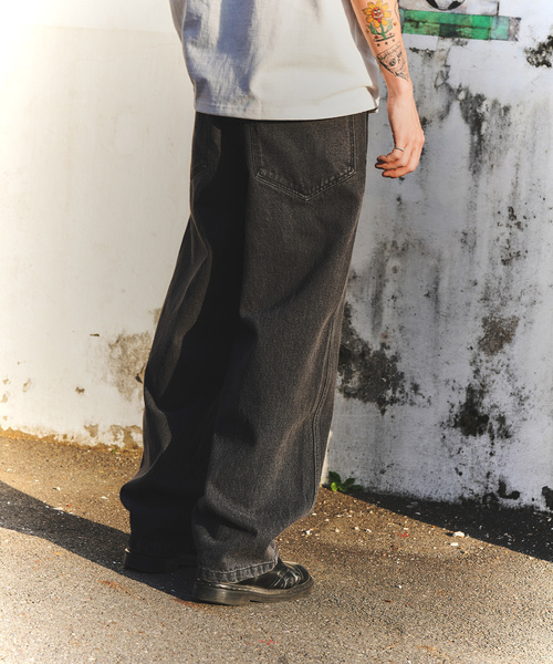 WISM（ウィズム）の「WISM ORIGINAL PRODUCT BAGGY DENIM PANT 1（デニムパンツ・メンズ・ベージュ/ブラック/ブルー・32/30/34）」の2枚目の写真