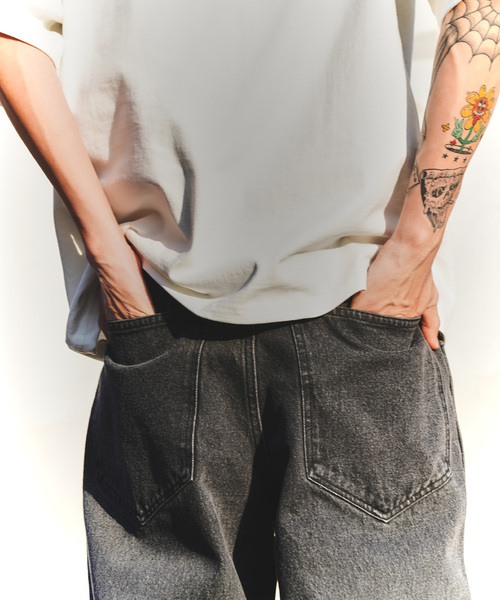 WISM（ウィズム）の「WISM ORIGINAL PRODUCT BAGGY DENIM PANT 1（デニムパンツ・メンズ・ベージュ/ブラック/ブルー・32/30/34）」の9枚目の写真