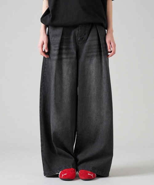 ONCILY（オンシェリー）の「TUCK WIDE BAGGY DENIM PANTS / タックワイドバギーデニムパンツ（デニムパンツ・メンズ・インディゴブルー/ライトインディゴブルー/ブラック・SMALL/MEDIUM/LARGE）」の2枚目の写真