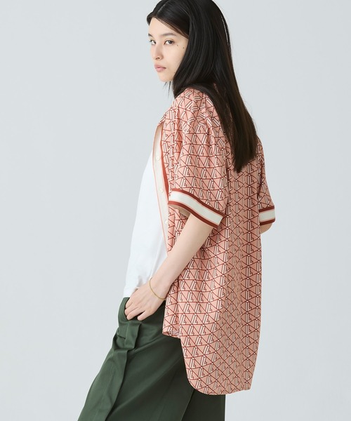LACOSTE(ラコステ)の「ウィメンズ オーバーサイズ オープンカラーモノグラムシャツ(シャツ/ブラウス・レディース・ピンク・34/38/36)」の2枚目の写真