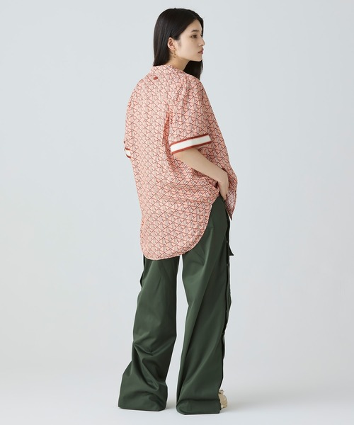LACOSTE(ラコステ)の「ウィメンズ オーバーサイズ オープンカラーモノグラムシャツ(シャツ/ブラウス・レディース・ピンク・34/38/36)」の8枚目の写真