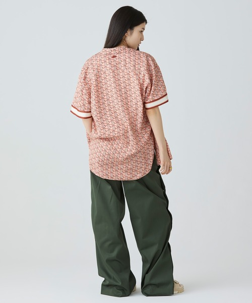 LACOSTE(ラコステ)の「ウィメンズ オーバーサイズ オープンカラーモノグラムシャツ(シャツ/ブラウス・レディース・ピンク・34/38/36)」の9枚目の写真
