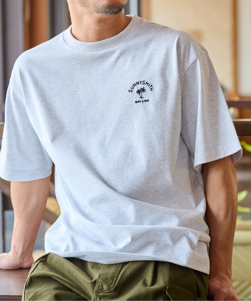 Sunny Smith(サニースミス)の「【SUNNY SMITH】ヤシの木アーチロゴワンポイント刺繍Tシャツ(Tシャツ/カットソー・メンズ・スモークグレー/ホワイト/ホワイト系その他・LARGE/MEDIUM)」の3枚目の写真