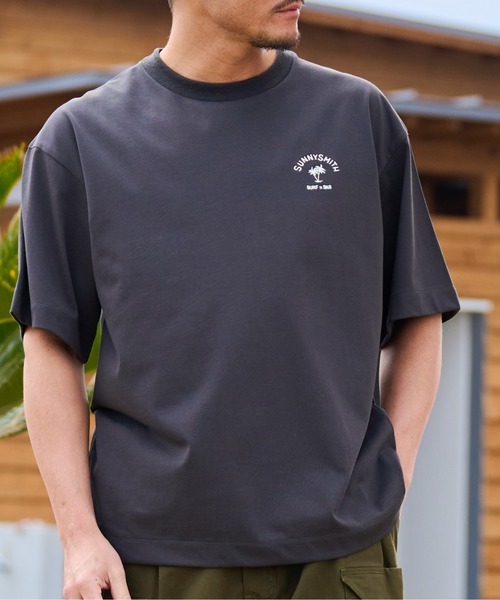 Sunny Smith(サニースミス)の「【SUNNY SMITH】ヤシの木アーチロゴワンポイント刺繍Tシャツ(Tシャツ/カットソー・メンズ・スモークグレー/ホワイト/ホワイト系その他・LARGE/MEDIUM)」の5枚目の写真