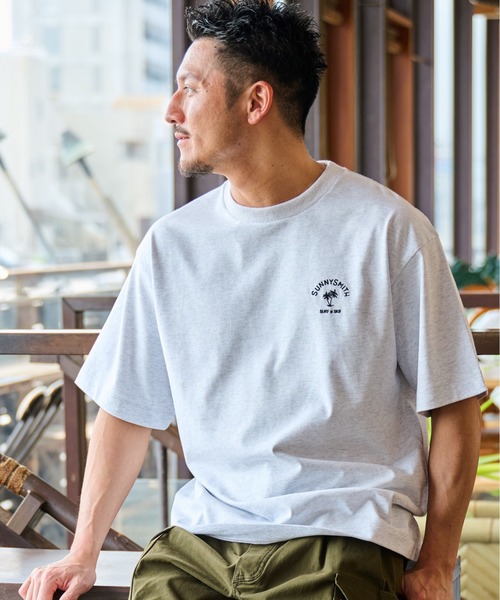 Sunny Smith(サニースミス)の「【SUNNY SMITH】ヤシの木アーチロゴワンポイント刺繍Tシャツ(Tシャツ/カットソー・メンズ・スモークグレー/ホワイト/ホワイト系その他・LARGE/MEDIUM)」の9枚目の写真