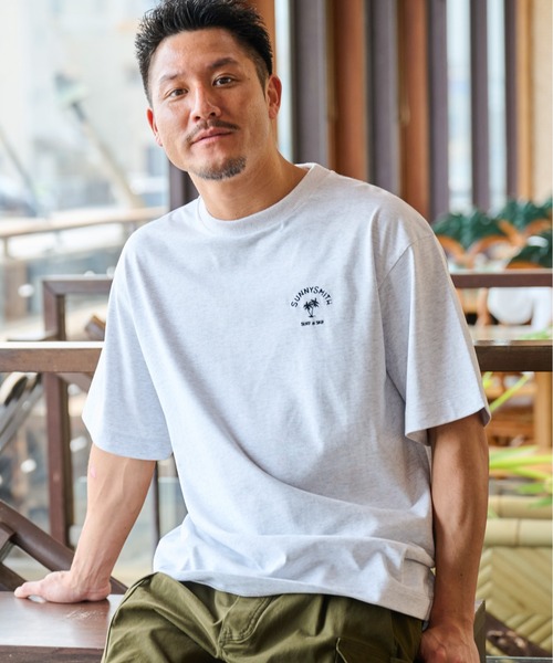 Sunny Smith(サニースミス)の「【SUNNY SMITH】ヤシの木アーチロゴワンポイント刺繍Tシャツ(Tシャツ/カットソー・メンズ・スモークグレー/ホワイト/ホワイト系その他・LARGE/MEDIUM)」の11枚目の写真