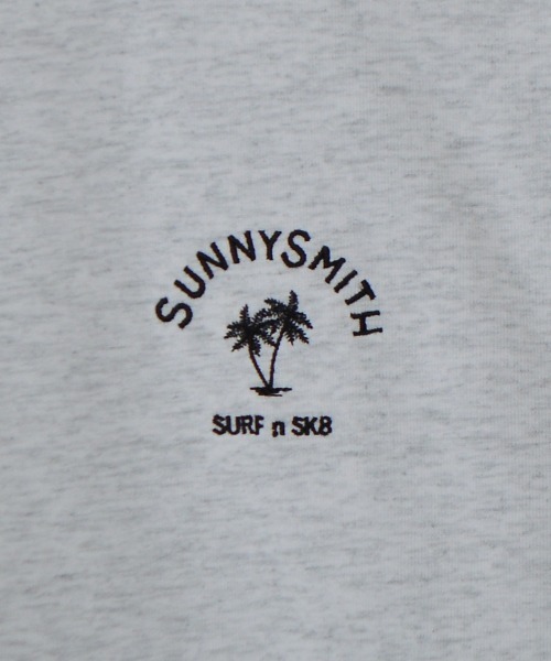 Sunny Smith(サニースミス)の「【SUNNY SMITH】ヤシの木アーチロゴワンポイント刺繍Tシャツ(Tシャツ/カットソー・メンズ・スモークグレー/ホワイト/ホワイト系その他・LARGE/MEDIUM)」の20枚目の写真