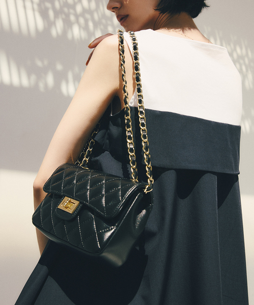 La TOTALITE(ラトータリテ)の「MILOS / ミロス キルティングチェーンバッグ(ショルダーバッグ・レディース・ベージュ/ブラック・FREE)」の2枚目の写真