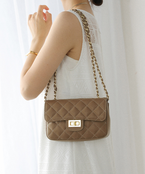 La TOTALITE(ラトータリテ)の「MILOS / ミロス キルティングチェーンバッグ(ショルダーバッグ・レディース・ベージュ/ブラック・FREE)」の6枚目の写真