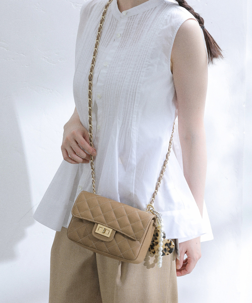 La TOTALITE(ラトータリテ)の「MILOS / ミロス キルティングチェーンバッグ(ショルダーバッグ・レディース・ベージュ/ブラック・FREE)」の8枚目の写真