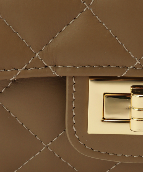 La TOTALITE(ラトータリテ)の「MILOS / ミロス キルティングチェーンバッグ(ショルダーバッグ・レディース・ベージュ/ブラック・FREE)」の22枚目の写真