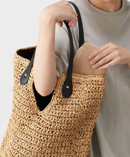 IEDIT（イディット）の「ＩＥＤＩＴ　軽やかに持ててたっぷり入る　手編みペーパートートバッグ〈ブラウンカラー〉（トートバッグ・レディース・ブラウン・ONE SIZE）」の4枚目の写真