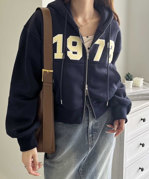 nelliy.(ネルリー)の「ショート丈ダブルジップロゴワッペン刺繍スウェットパーカー(パーカー・レディース・ネイビー/グレー・FREE)」の9枚目の写真