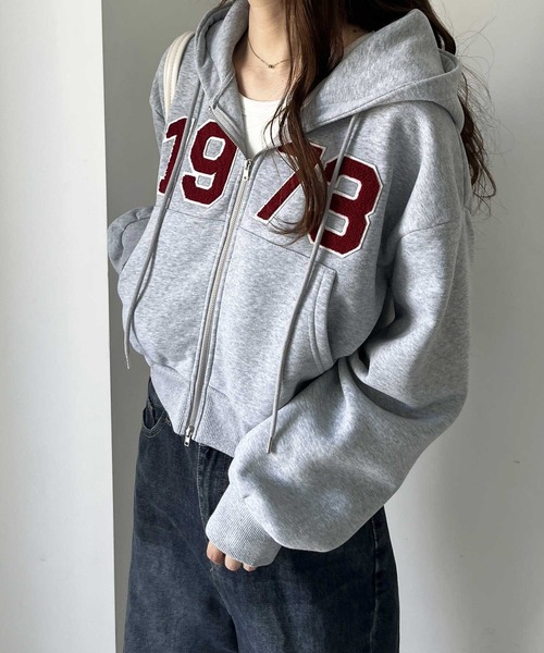 nelliy.(ネルリー)の「ショート丈ダブルジップロゴワッペン刺繍スウェットパーカー(パーカー・レディース・ネイビー/グレー・FREE)」の4枚目の写真