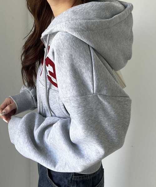 nelliy.(ネルリー)の「ショート丈ダブルジップロゴワッペン刺繍スウェットパーカー(パーカー・レディース・ネイビー/グレー・FREE)」の5枚目の写真