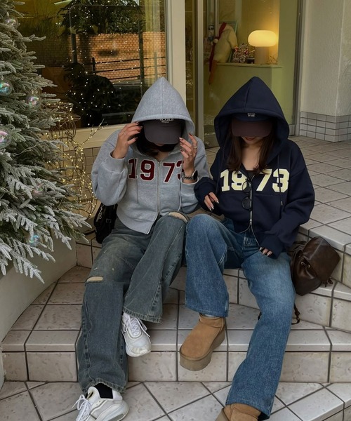 nelliy.(ネルリー)の「ショート丈ダブルジップロゴワッペン刺繍スウェットパーカー(パーカー・レディース・ネイビー/グレー・FREE)」の19枚目の写真