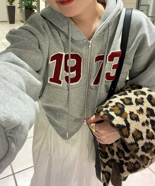 nelliy.(ネルリー)の「ショート丈ダブルジップロゴワッペン刺繍スウェットパーカー(パーカー・レディース・ネイビー/グレー・FREE)」の21枚目の写真