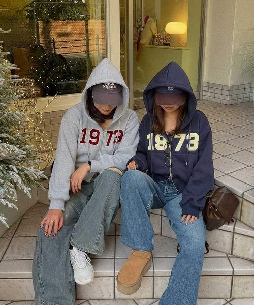 nelliy.(ネルリー)の「ショート丈ダブルジップロゴワッペン刺繍スウェットパーカー(パーカー・レディース・ネイビー/グレー・FREE)」の18枚目の写真