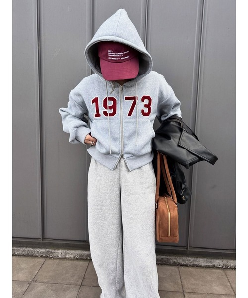 nelliy.(ネルリー)の「ショート丈ダブルジップロゴワッペン刺繍スウェットパーカー(パーカー・レディース・ネイビー/グレー・FREE)」の22枚目の写真