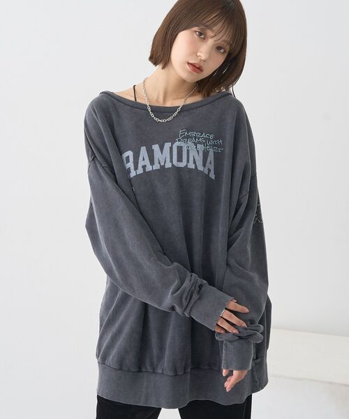earth music&ecology(アースミュージックアンドエコロジー)の「ランダム刺繍オフショルプルオーバー(スウェット・レディース・チャコールグレー/ピンク・FREE)」の3枚目の写真