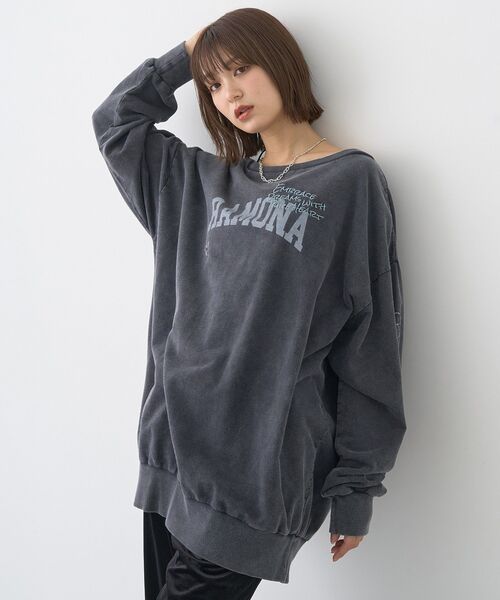 earth music&ecology(アースミュージックアンドエコロジー)の「ランダム刺繍オフショルプルオーバー(スウェット・レディース・チャコールグレー/ピンク・FREE)」の4枚目の写真