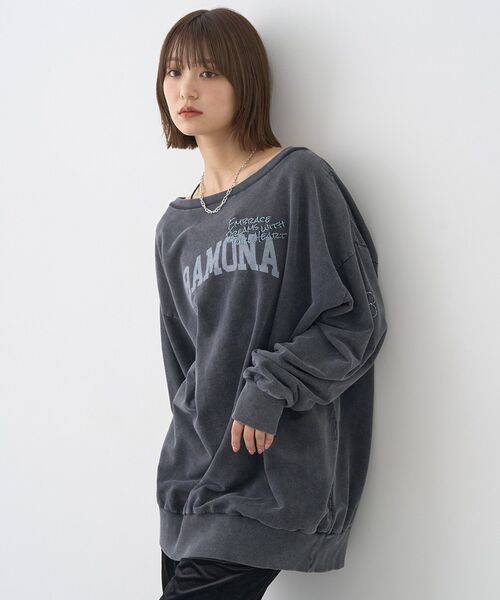 earth music&ecology(アースミュージックアンドエコロジー)の「ランダム刺繍オフショルプルオーバー(スウェット・レディース・チャコールグレー/ピンク・FREE)」の5枚目の写真