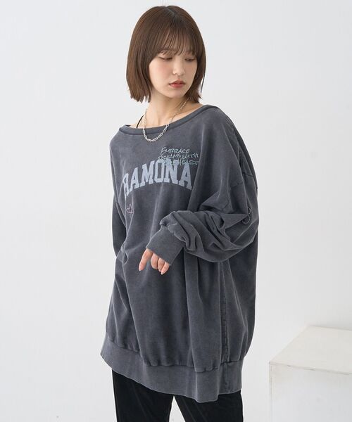 earth music&ecology(アースミュージックアンドエコロジー)の「ランダム刺繍オフショルプルオーバー(スウェット・レディース・チャコールグレー/ピンク・FREE)」の6枚目の写真