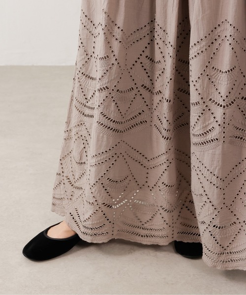 emesuelee(エメスーリー)の「スカラップ刺繍 ロングスカート 裏地付き(スカート・レディース・ベージュ/アイボリー/ブラック・フリー)」の7枚目の写真