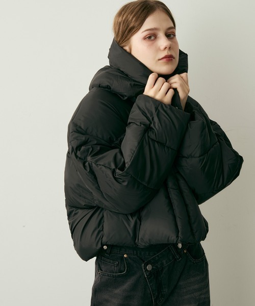 Clum(クルム)の「クロップド丈ハイネック中綿ダウンジャケット(ダウンジャケット/コート・レディース・ブラック/ダークブラウン・MEDIUM/SMALL/LARGE)」の6枚目の写真