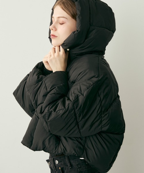 Clum(クルム)の「クロップド丈ハイネック中綿ダウンジャケット(ダウンジャケット/コート・レディース・ブラック/ダークブラウン・MEDIUM/SMALL/LARGE)」の9枚目の写真