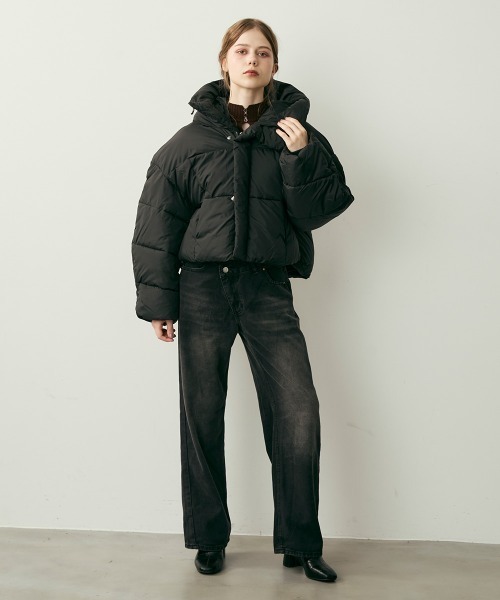 Clum(クルム)の「クロップド丈ハイネック中綿ダウンジャケット(ダウンジャケット/コート・レディース・ブラック/ダークブラウン・MEDIUM/SMALL/LARGE)」の14枚目の写真