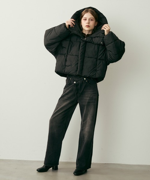 Clum(クルム)の「クロップド丈ハイネック中綿ダウンジャケット(ダウンジャケット/コート・レディース・ブラック/ダークブラウン・MEDIUM/SMALL/LARGE)」の16枚目の写真