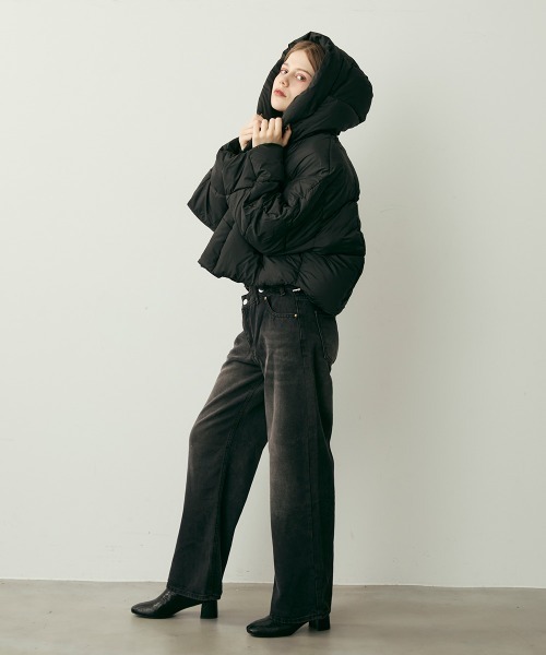 Clum(クルム)の「クロップド丈ハイネック中綿ダウンジャケット(ダウンジャケット/コート・レディース・ブラック/ダークブラウン・MEDIUM/SMALL/LARGE)」の18枚目の写真