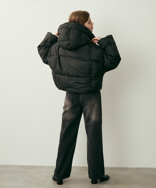 Clum(クルム)の「クロップド丈ハイネック中綿ダウンジャケット(ダウンジャケット/コート・レディース・ブラック/ダークブラウン・MEDIUM/SMALL/LARGE)」の20枚目の写真