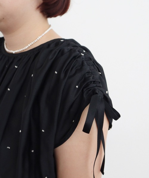 CHILD WOMAN(チャイルドウーマン)の「シャーリングDOTジャカード フレンチスリーブワンピース(ワンピース・レディース・ブラック・FREE)」の2枚目の写真