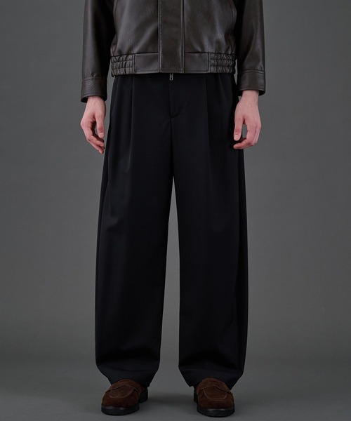 UNITED TOKYO（ユナイテッドトウキョウ）の「CLEAR WOOL 2タックバレルスラックス（その他パンツ・メンズ・ブラック/グレイッシュベージュ/グレー・1/2/3）」の2枚目の写真