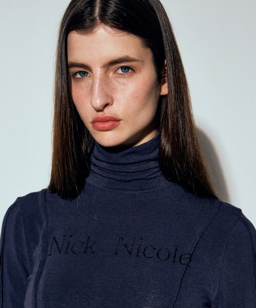 NICK&NICOLE（ニックアンドニコール）の「NICOLE PINTUCK LINE TURTLENECK TOP_NAVY（Tシャツ/カットソー・レディース・その他・FREE）」の2枚目の写真