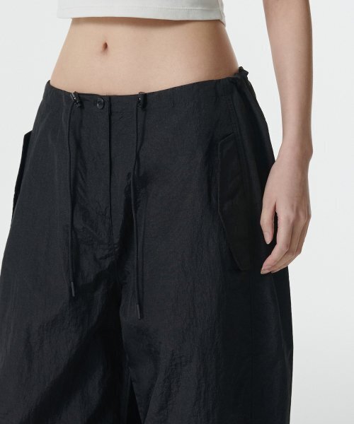 MUSINSA STANDARD WOMAN（ムシンサスタンダードウーマン）の「ウィメンズブライトナイロンパラシュートパンツ[ブラック]（その他パンツ・レディース・その他・30/24/26/28）」の6枚目の写真