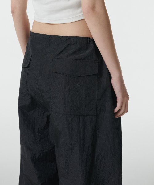 MUSINSA STANDARD WOMAN（ムシンサスタンダードウーマン）の「ウィメンズブライトナイロンパラシュートパンツ[ブラック]（その他パンツ・レディース・その他・30/24/26/28）」の7枚目の写真