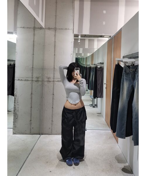 MUSINSA STANDARD WOMAN（ムシンサスタンダードウーマン）の「ウィメンズブライトナイロンパラシュートパンツ[ブラック]（その他パンツ・レディース・その他・30/24/26/28）」の13枚目の写真