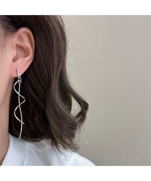 Sakka(サッカ)の「ツイストロングピアス【アレルギー対応】(ピアス(両耳用)・レディース・ゴールド/シルバー・FREE)」の1枚目の写真