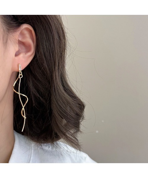 Sakka(サッカ)の「ツイストロングピアス【アレルギー対応】(ピアス(両耳用)・レディース・ゴールド/シルバー・FREE)」の3枚目の写真