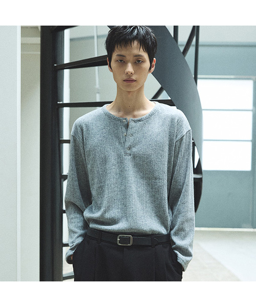 P.IN.O(ピインオ)の「リブドヘンリーネックロングスリーブ(Tシャツ/カットソー・メンズ・グレー系その他/チャコール/ブラック/ホワイト・MEDIUM/LARGE)」の3枚目の写真