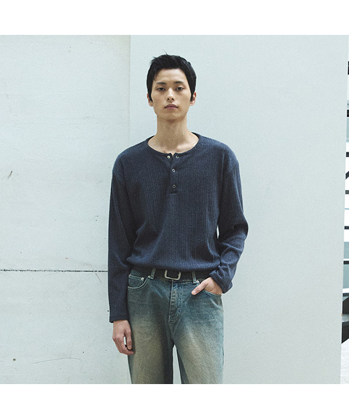 P.IN.O(ピインオ)の「リブドヘンリーネックロングスリーブ(Tシャツ/カットソー・メンズ・グレー系その他/チャコール/ブラック/ホワイト・MEDIUM/LARGE)」の4枚目の写真